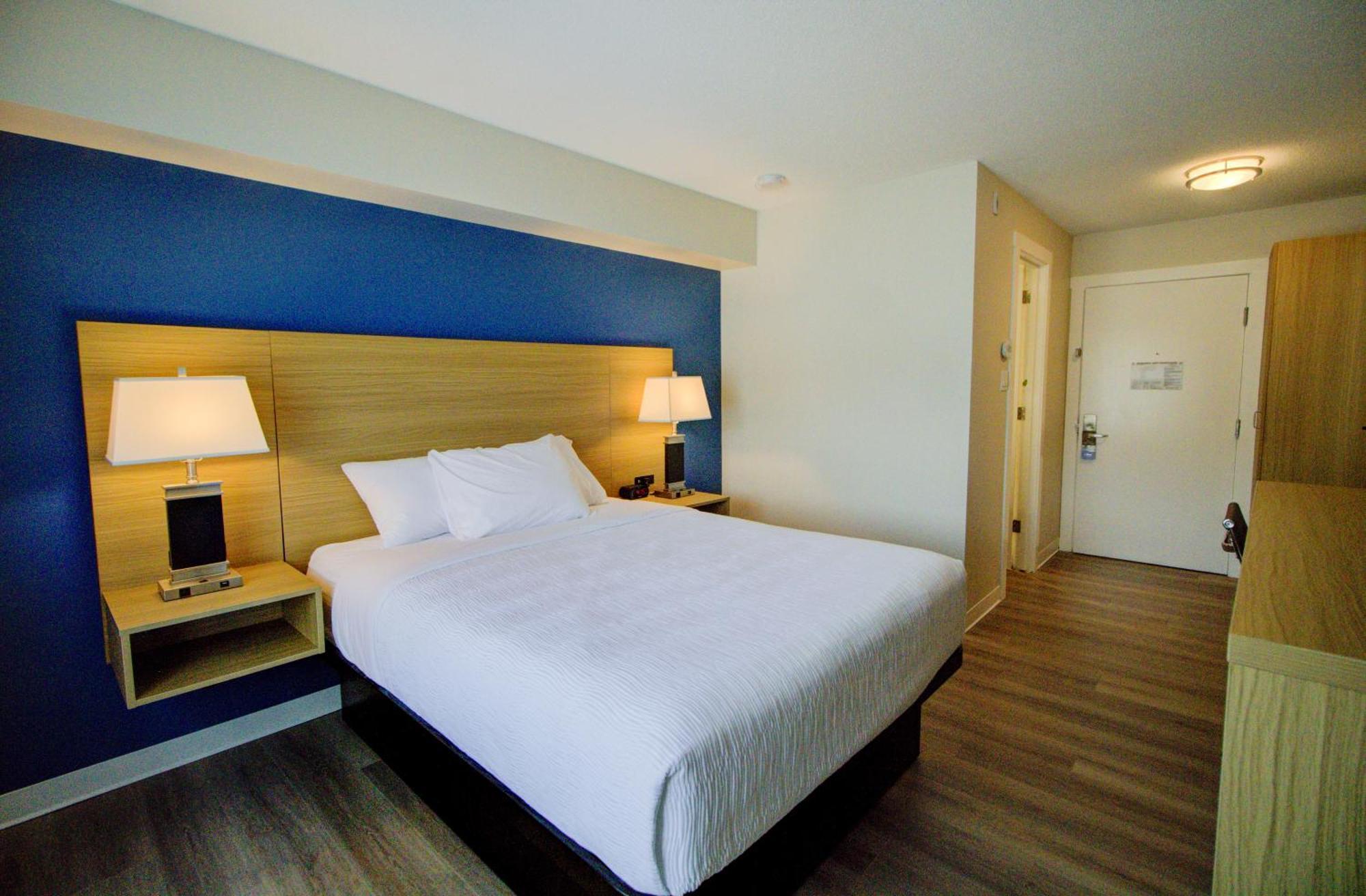 Baymont By Wyndham Gold River Bagian luar foto