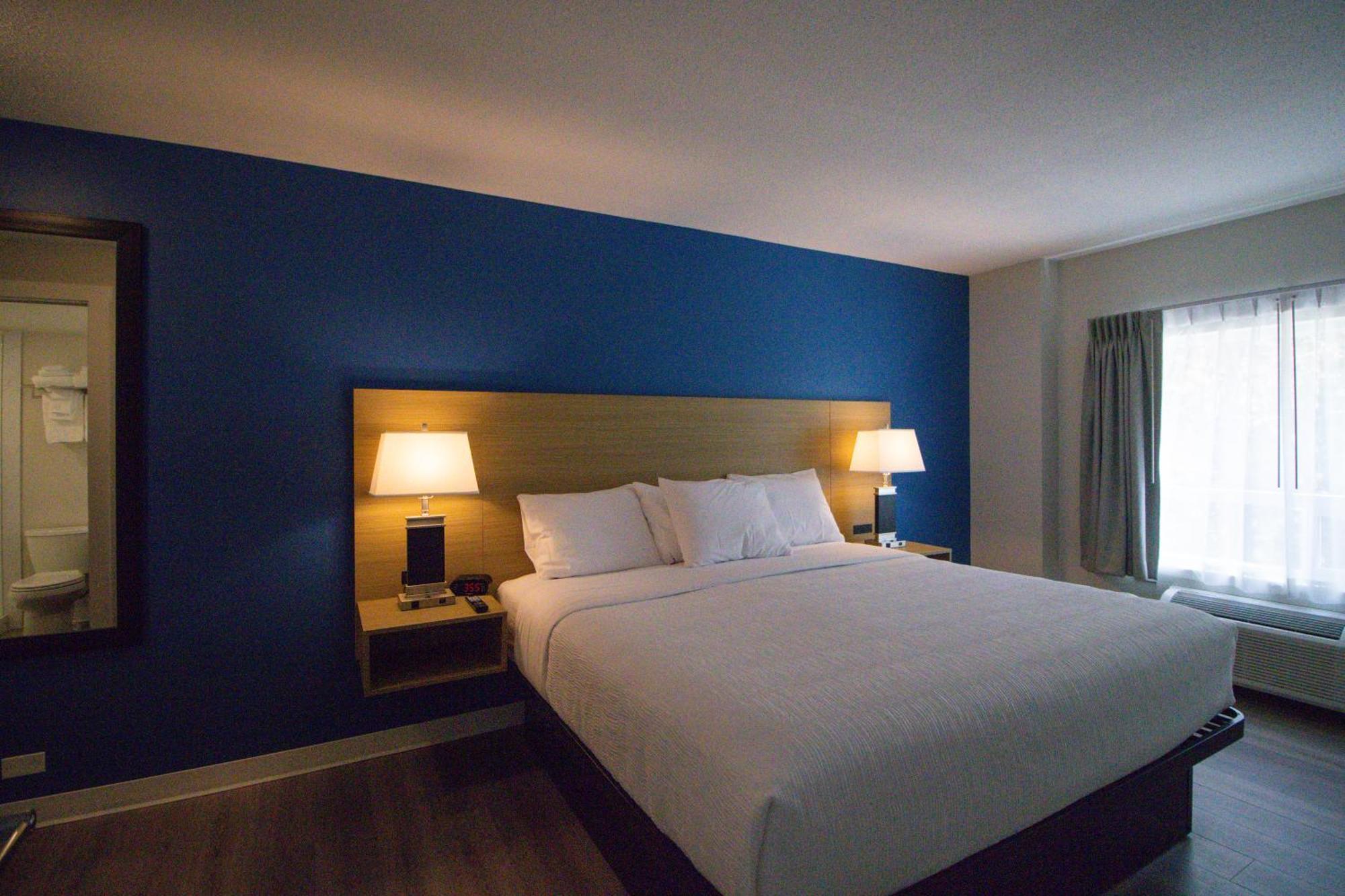 Baymont By Wyndham Gold River Bagian luar foto