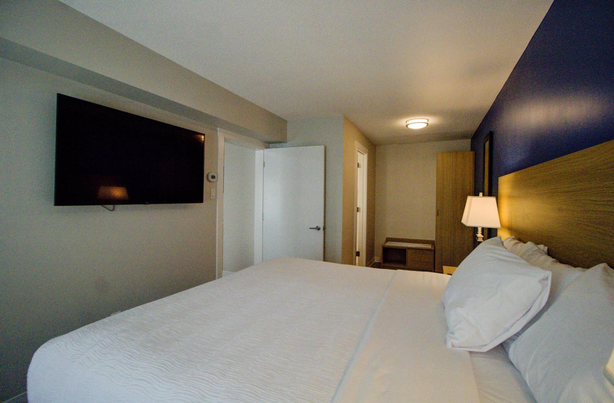 Baymont By Wyndham Gold River Bagian luar foto